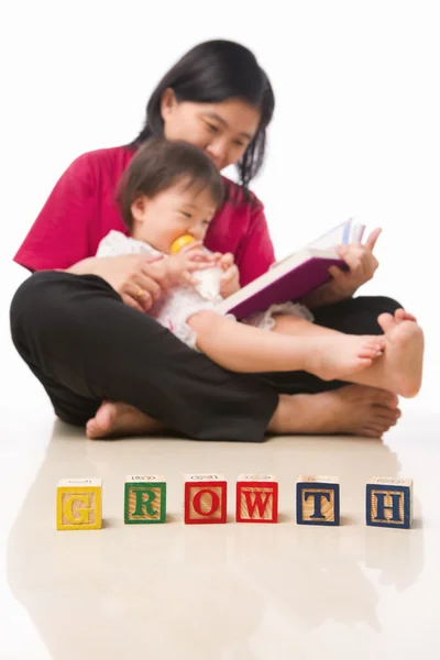 Anya és a kislány olvasókönyv — Stock Fotó