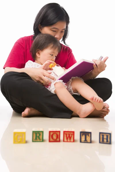 Mãe e sua menina lendo livro — Fotografia de Stock