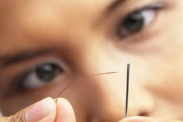 Focus to put the sewing thread into needle — Stock Photo, Image