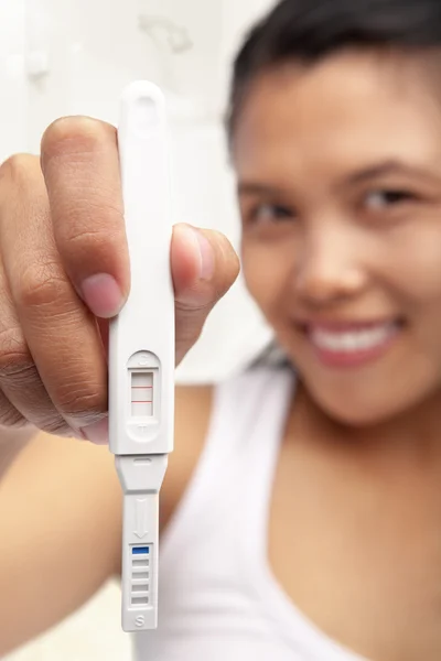 Pozitif gebelik testi ve mutlu kadın — Stok fotoğraf