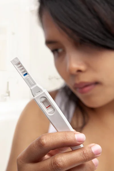 Gebelik testi negatif sonuç tutan somurtkan kadın — Stok fotoğraf