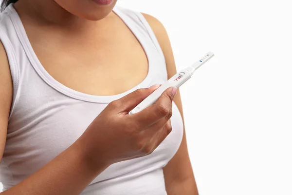 Mulher segurando teste de gravidez — Fotografia de Stock