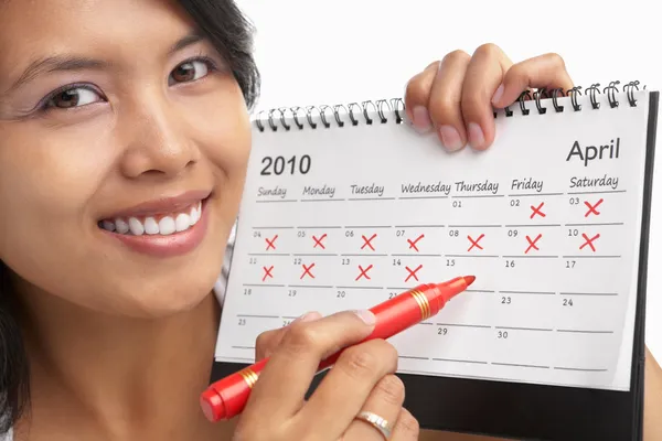 Kvinna med röda filtpenna och kalender — Stockfoto