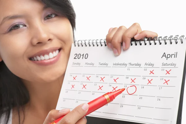 Kvinna med röda filtpenna och kalender — Stockfoto