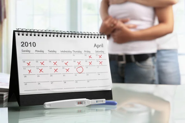 Gelukkige paar met positieve zwangerschapstest — Stockfoto