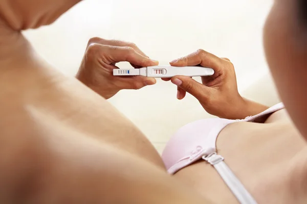 Couple looking at pregnancy test — Stock Photo, Image