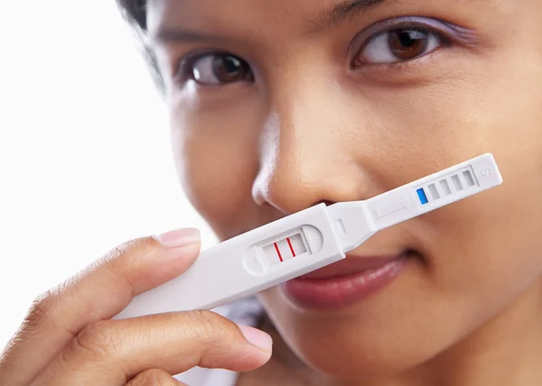 Jovem mulher feliz mostrando teste de gravidez — Fotografia de Stock