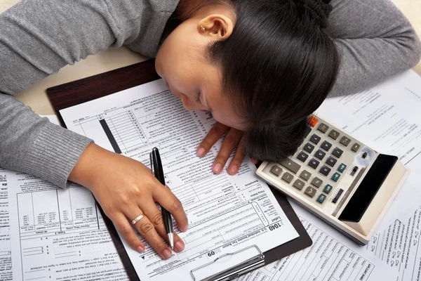 Quedarse dormido antes de llenar formulario de impuestos — Foto de Stock
