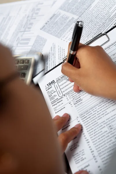 Filling 1040 tax form — Stock Photo, Image