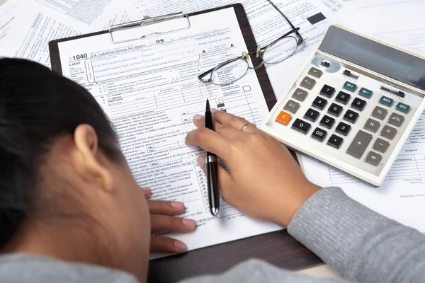Woman stress with tax form — Stock Photo, Image