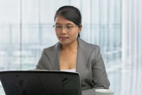 Asiatiska affärskvinna i office Stockbild