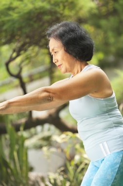 Park yoga yaparken yaşlı kadın kıdemli