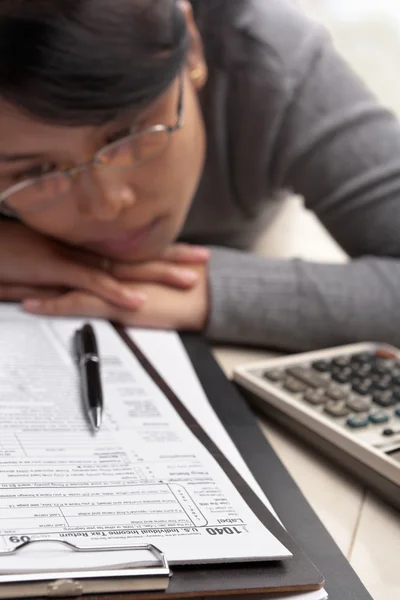 Woman stress with tax form — Stock Photo, Image