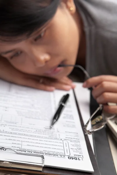 Mujer estrés con formulario de impuestos — Foto de Stock