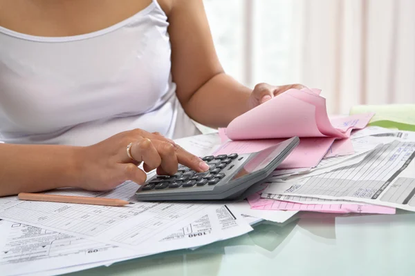 Mujer calculando todas las facturas — Foto de Stock