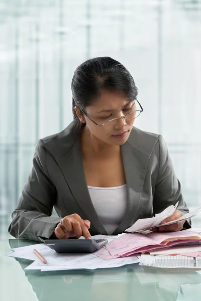 Asiatische Geschäftsfrau prüft Rechnungen — Stockfoto