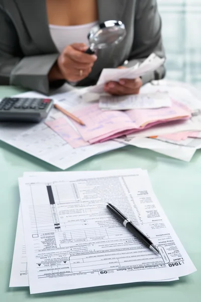 Tax form and businesswoman — Stock Photo, Image