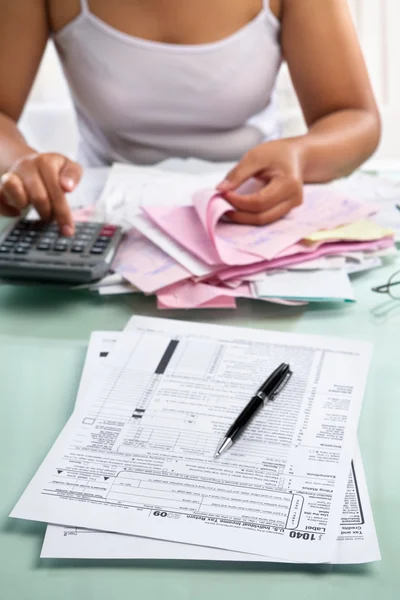 Impuesto y mujer calculando facturas — Foto de Stock
