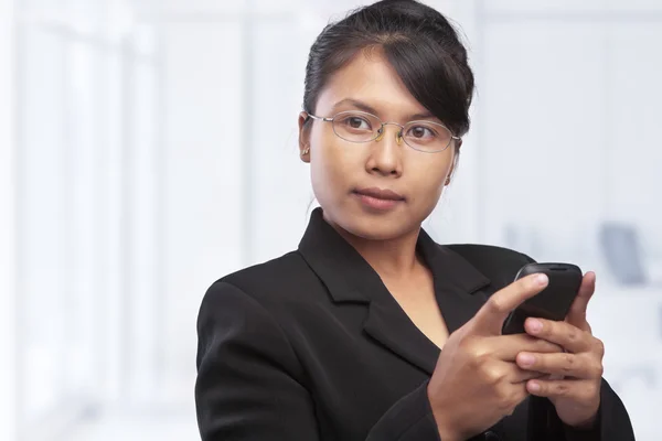 Mujer de negocios asiática mirando el espacio en blanco — Foto de Stock