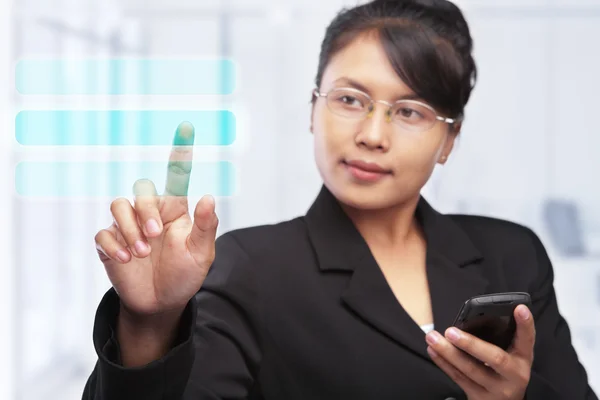 Mujer de negocios asiática con pantalla táctil — Foto de Stock
