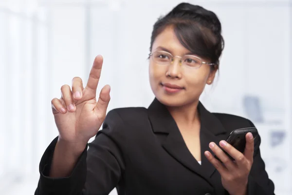 Mujer de negocios asiática señalando o tocando pantalla de vidrio en blanco — Foto de Stock