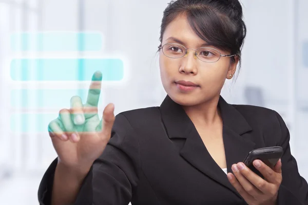Mulher de negócios asiática com tela sensível ao toque — Fotografia de Stock