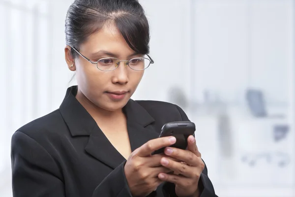 Aziatische zakenvrouw met behulp van telefoon — Stockfoto