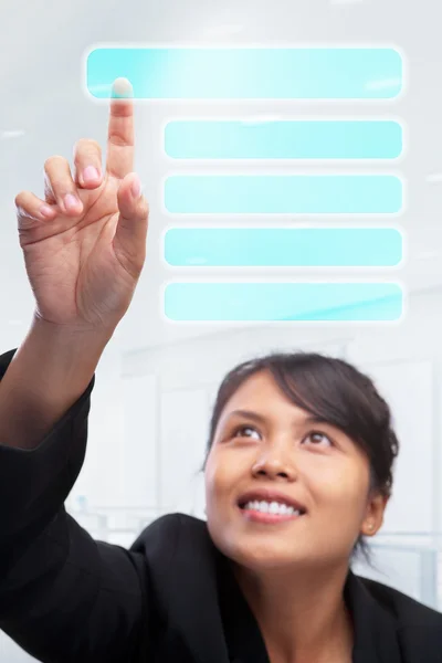 Jovem empresária asiática apontando suas opções de dedo indicador em s — Fotografia de Stock