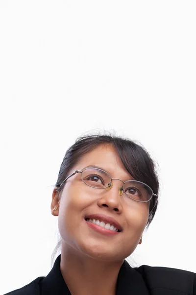 Jovem empresária asiática em feliz olhando para o espaço em branco — Fotografia de Stock