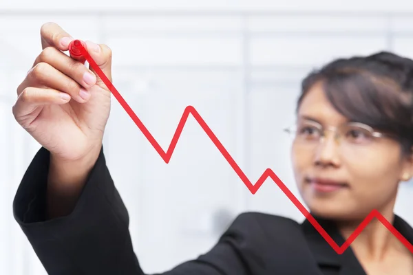 Asiatische Geschäftsfrau zeichnet Graphik mit rotem Filzstift — Stockfoto