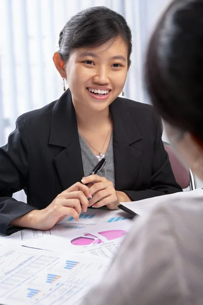 Mulher de negócios chinesa conversando com seu cliente — Fotografia de Stock