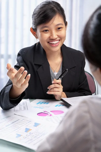 Kinesisk affärskvinna prata med sin klient — Stockfoto