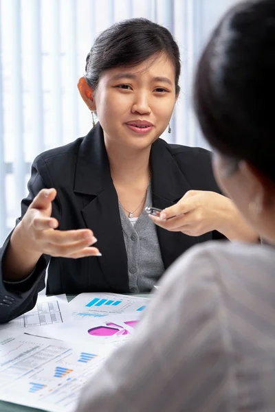 Mulher de negócios chinesa conversando com seu cliente — Fotografia de Stock