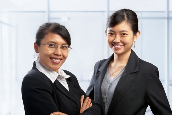 Dos empresaria asiática en el cargo — Foto de Stock