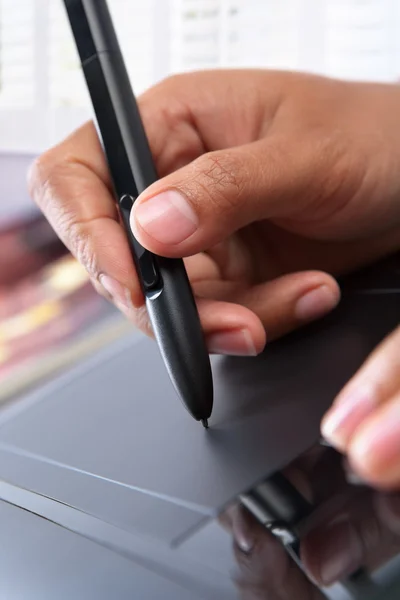 Χέρι χρησιμοποιώντας ψηφιακή πένα tablet — Φωτογραφία Αρχείου