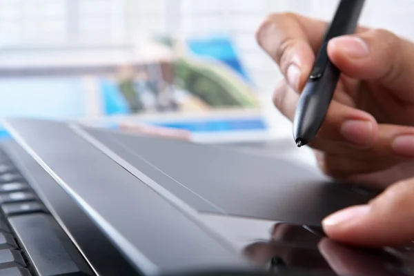 Hand mit digitalem Stift Tablet — Stockfoto