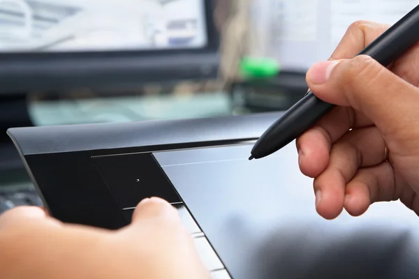 Hand med digital penna tablett — Stockfoto