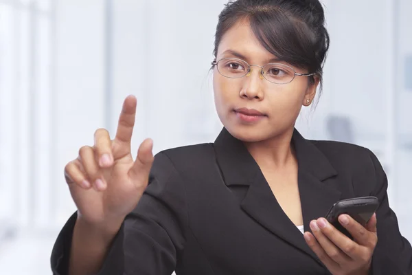 Azji Kobieta wskazując lub dotykając ekranu puste szkło — Zdjęcie stockowe