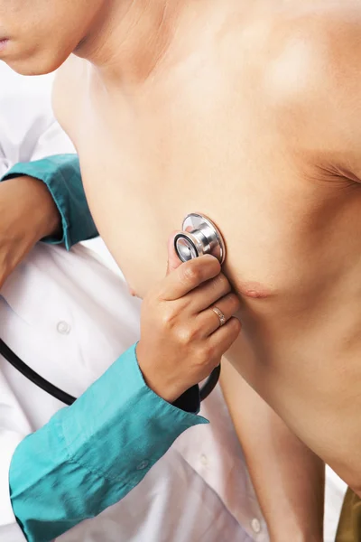 Doktor kontrol hastanın kalp atışı — Stok fotoğraf