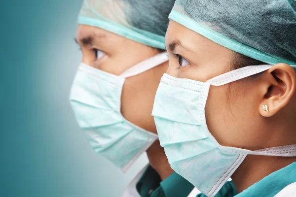 Due chirurgo asiatico guardando altrove — Foto Stock
