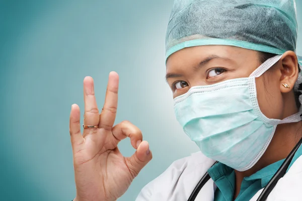 Médica feminina com sinal ok — Fotografia de Stock