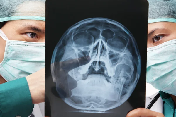 Dos cirujano asiático discutir sobre esqueleto roentgen —  Fotos de Stock