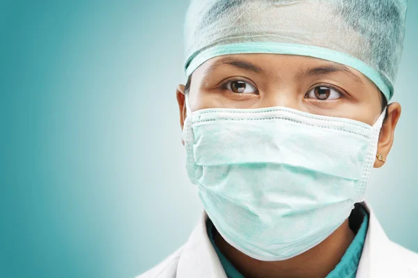 Trabajadora médica mirando hacia otro lado —  Fotos de Stock