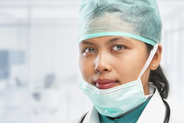 Kobieta pracownika medycznego pozowanie — Zdjęcie stockowe