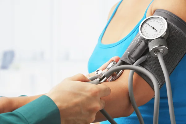 Checking blood pressure of female patient — Stock Photo, Image
