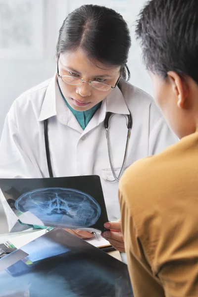 Ärztin untersucht Röntgenbild des Patienten — Stockfoto