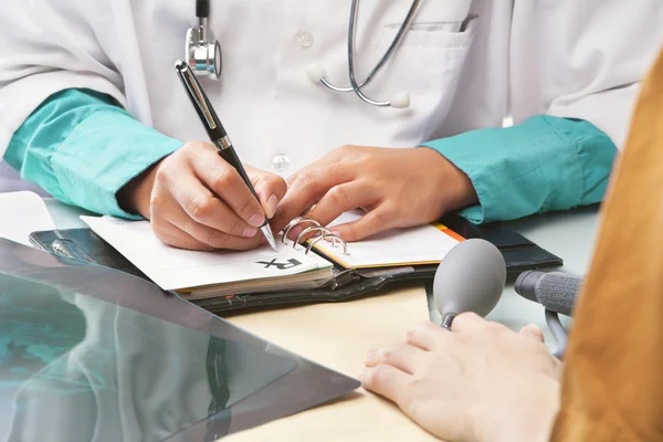 Doctor writing a recipt — Stock Photo, Image