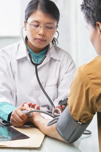 의사 환자 혈압 검사 — 스톡 사진