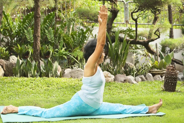高级女人做瑜伽在公园 — 图库照片