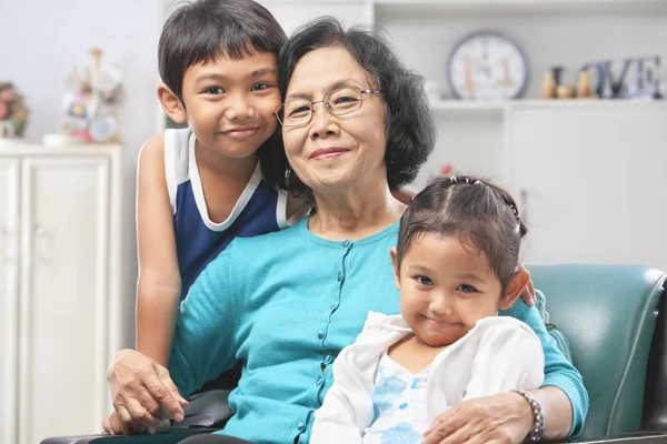 Grandmother and grandchildren at home — Stock Photo, Image